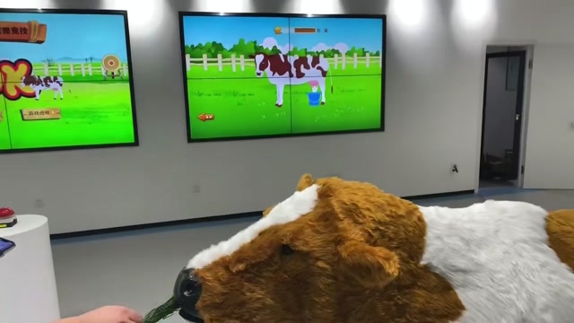 奶牛养殖基地喂牛交互封面